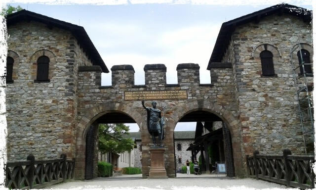 a picture of the main gate to the Saalburg