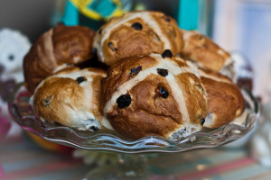 1024px-Hot_Cross_Buns_at_Fortnum_&_Mason,_Piccadilly,_April_2010