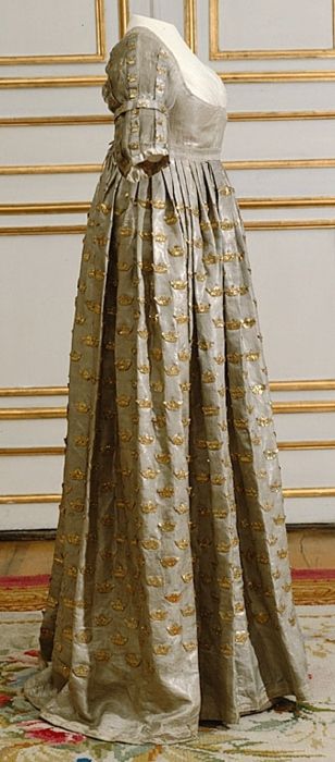 A Regency silvery bronze gown with little gold decorations. Coronation dress of Queen Frederica, 1800